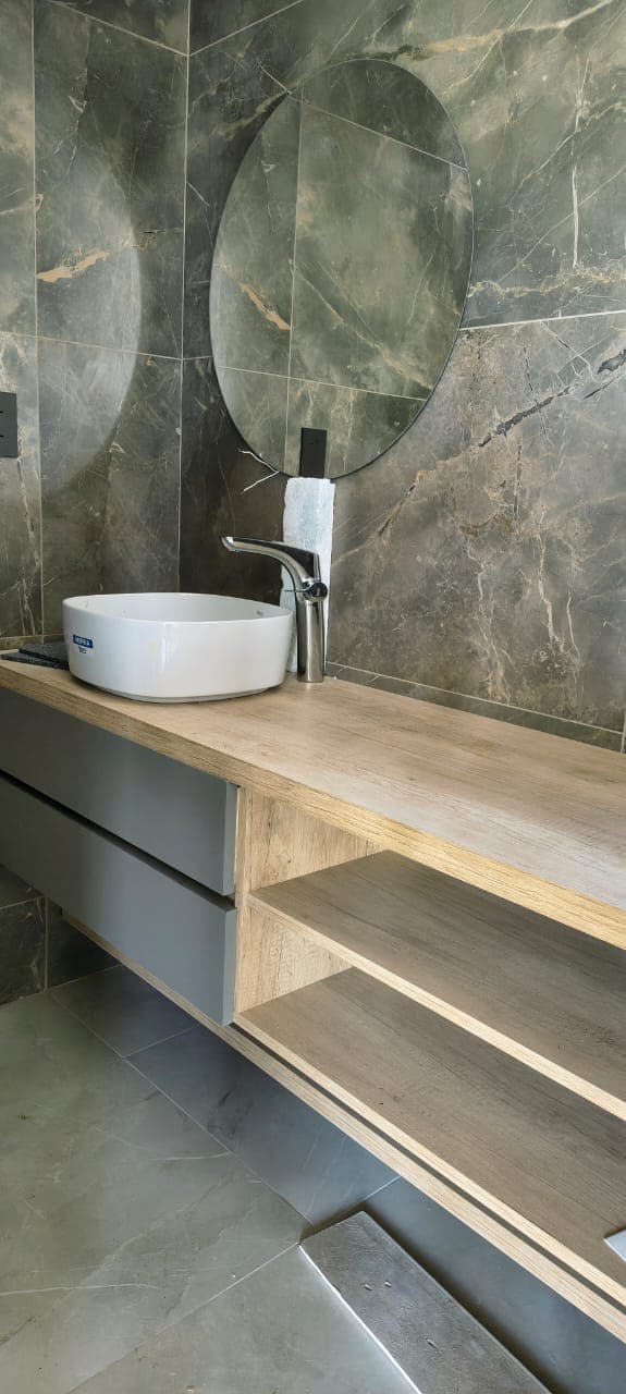 Vanitory flotante con estantes de madera