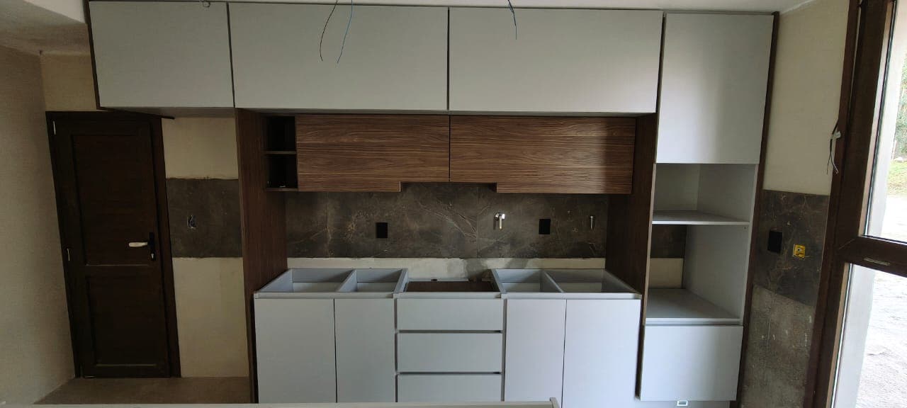 Cocina en blanco y nogal