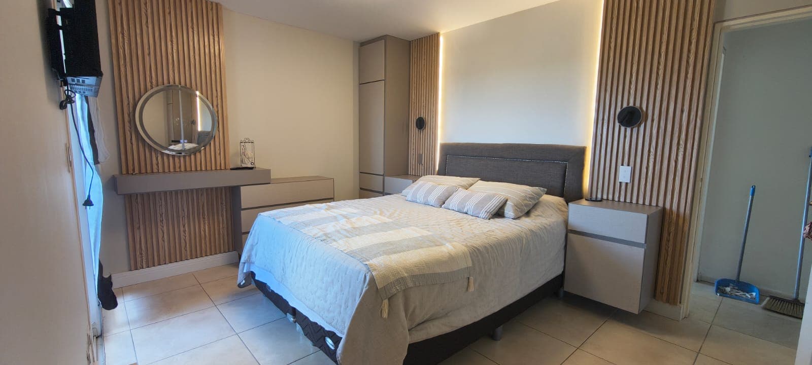 Dormitorio con paneles de listones e iluminación