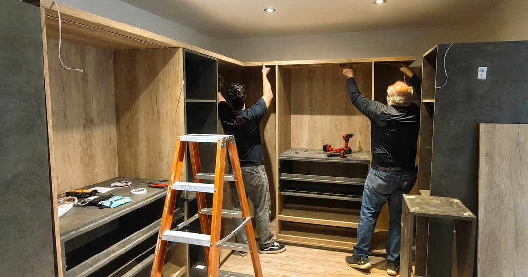 Equipo de Estudio K3 instalando un vestidor a medida en madera y gris